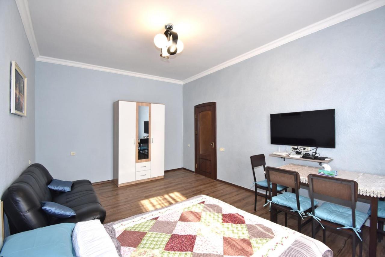 Apartment Near Sasundci Davit Metro Station Yerevan Exterior photo
